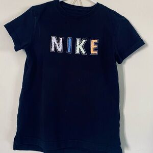 BLACK NIKE TEE SHIRT BOYS NIKE COLORED LETTERS  SIZES L (10/12)